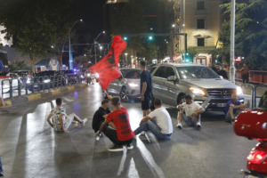Kaos! Protestuesit bllokojnë “Rrugën e Elbasanit”,