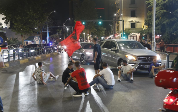 Kaos! Protestuesit bllokojnë “Rrugën e Elbasanit”,