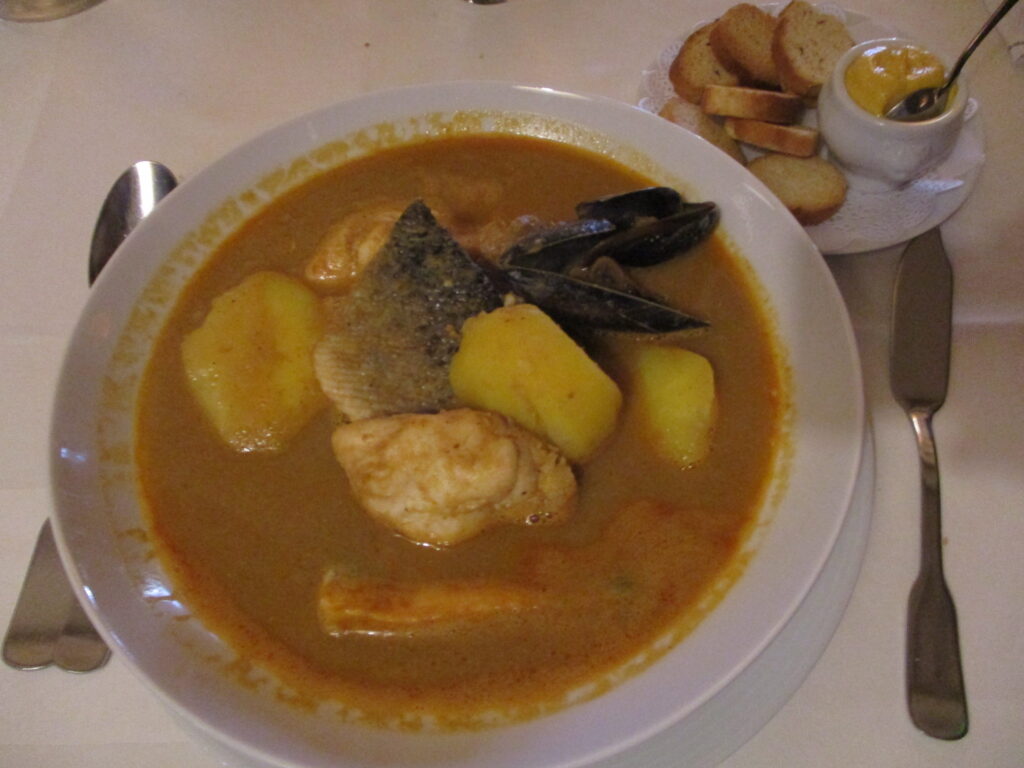 Bouillabaisse marsiljeze — supa klasike franceze e peshkut me shafran