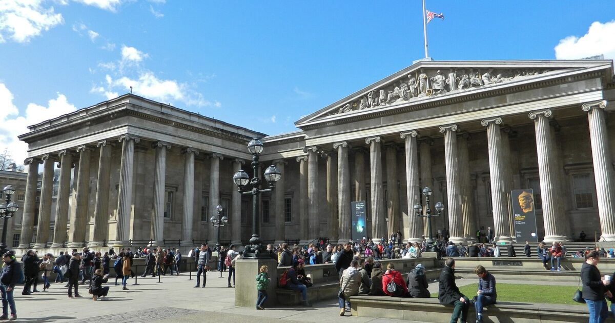 Fasada e British Museum në Londër