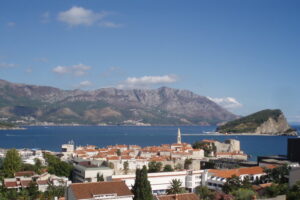 Budva — pamje nga Gospostina. Foto: Bratislav Tabaš / Wikimedia Commons (CC BY-SA 3.0)
