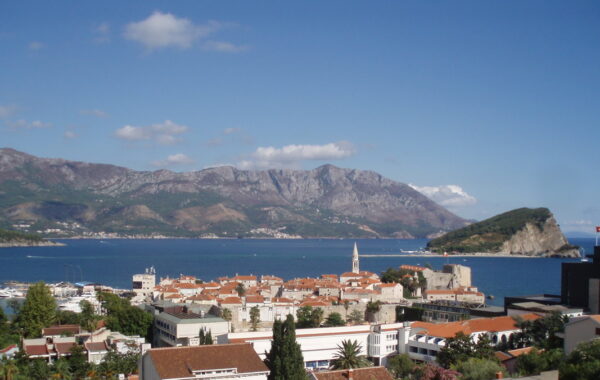 Budva — pamje nga Gospostina. Foto: Bratislav Tabaš / Wikimedia Commons (CC BY-SA 3.0)
