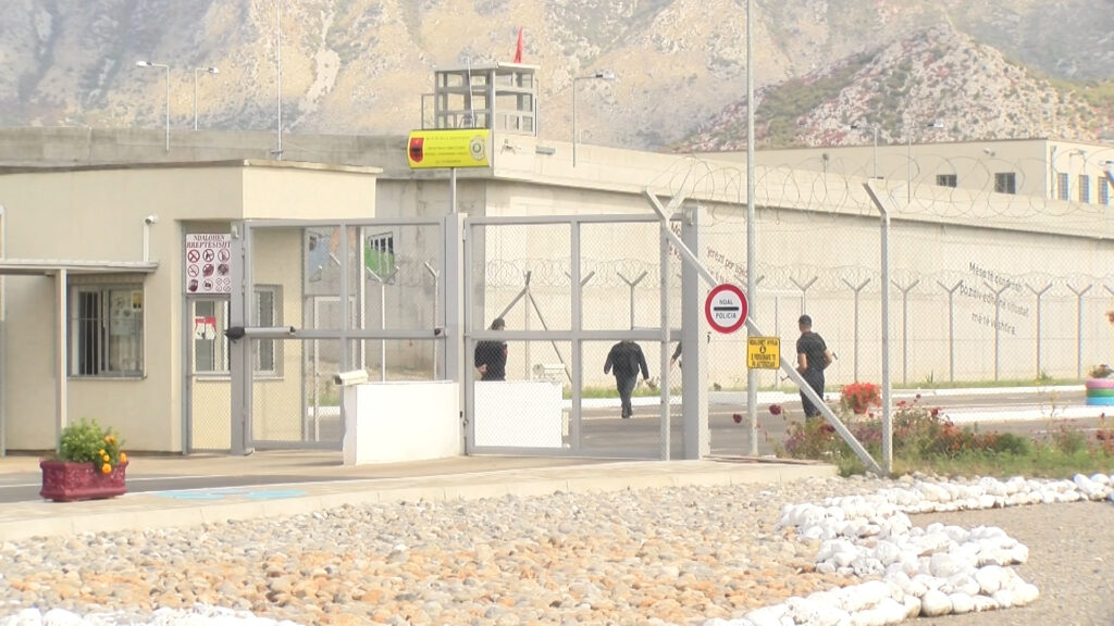 Ishte dënuar për vrasjen e bashkëshortes  49 vjeçari i jep fund jetës në burgun e Reçit