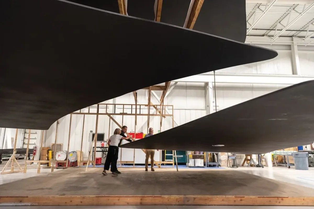 Skulptura «Mountains and Clouds» e Alexander Calder-it gjatë punimeve të restaurimit