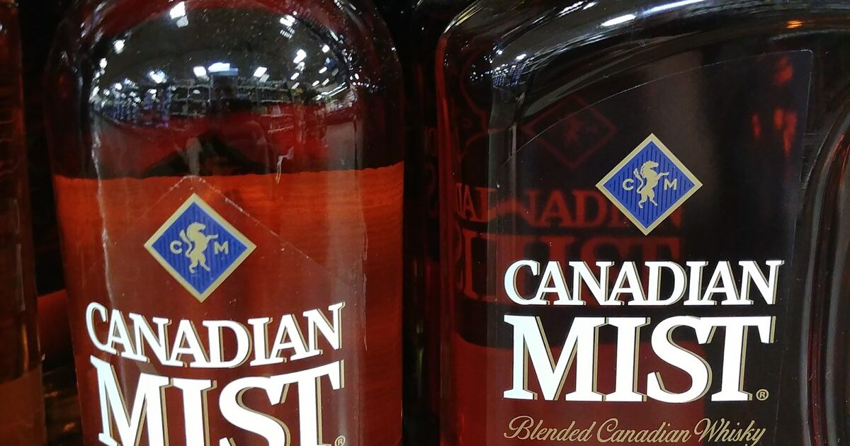 Shishe uiski kanadez Canadian Mist në raftin e një dyqani