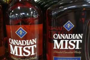Shishe uiski kanadez Canadian Mist në raftin e një dyqani