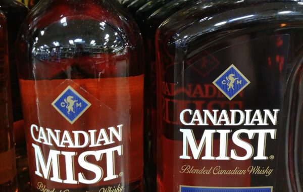 Shishe uiski kanadez Canadian Mist në raftin e një dyqani