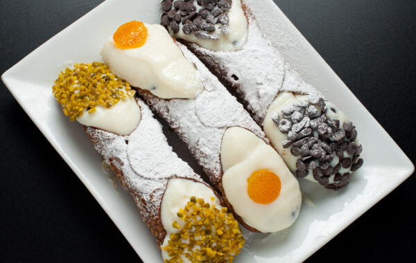 Cannoli siciliani me krem rikote dhe pistakë