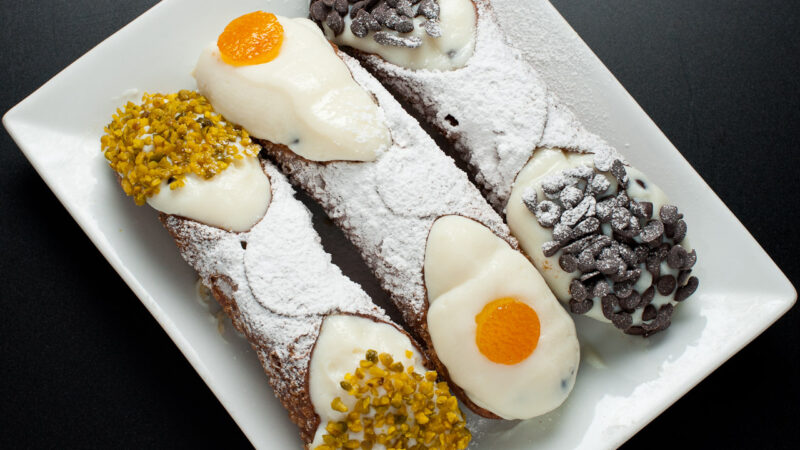 Cannoli siciliani me krem rikote dhe pistakë