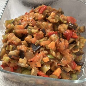 Caponata siciliane — sallatë mesdhetare me patëllxhanë  ullinj dhe shije agrodolçe