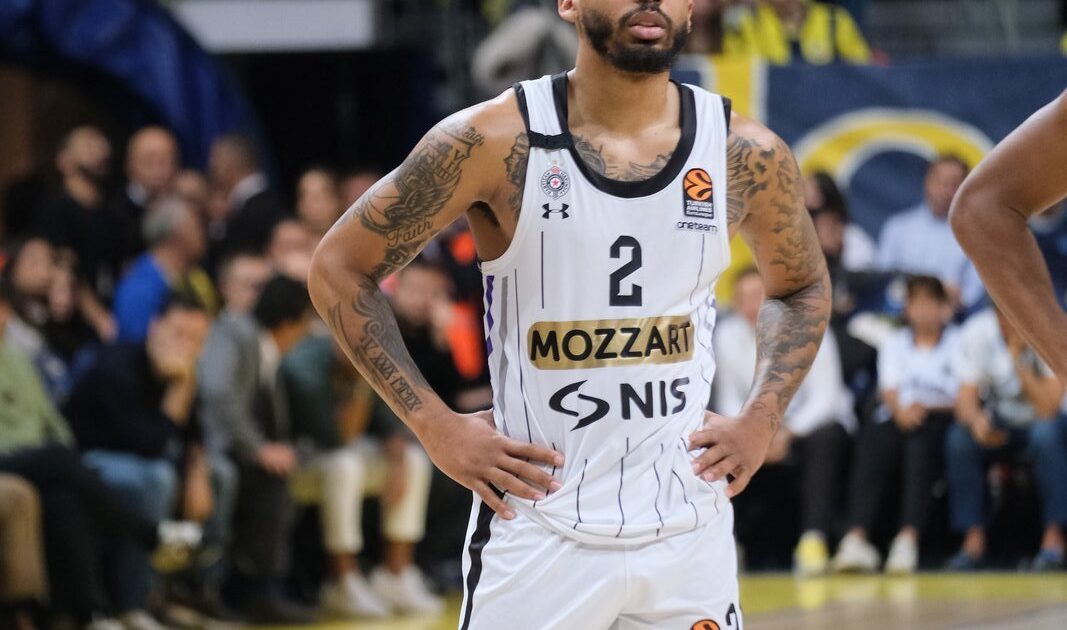 Karlik Xhons me fanellën e Partizanit