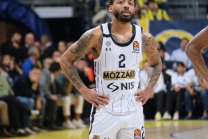 Karlik Xhons me fanellën e Partizanit