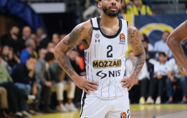 Karlik Xhons me fanellën e Partizanit