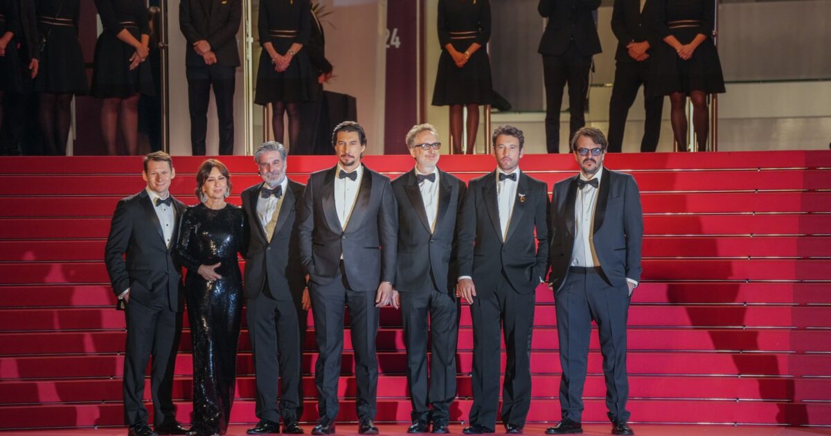 Kasta e filmit Paper Tiger në tapetin e kuq të Festivalit të Kanës 2026