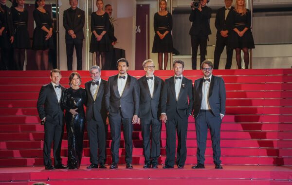 Kasta e filmit Paper Tiger në tapetin e kuq të Festivalit të Kanës 2026