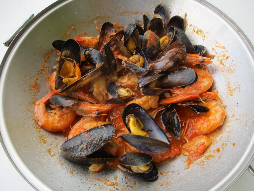 Cataplana portugeze me fruta deti — gjella tradicionale e Algarve s me midhje dhe karkaleca