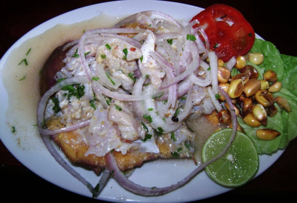 Ceviche peruane me peshk të bardhë  limon dhe koriandër — receta klasike e Perusë