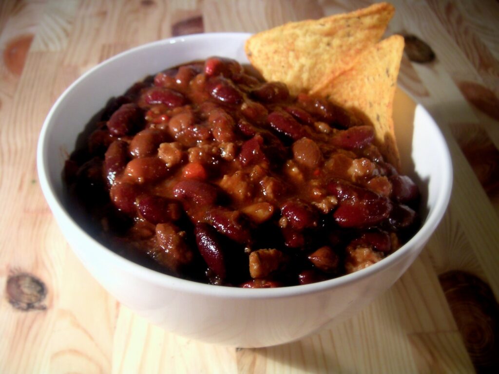 Chili con carne — gjella klasike teksane me mish të grirë  fasule të kuqe dhe erëza pikante
