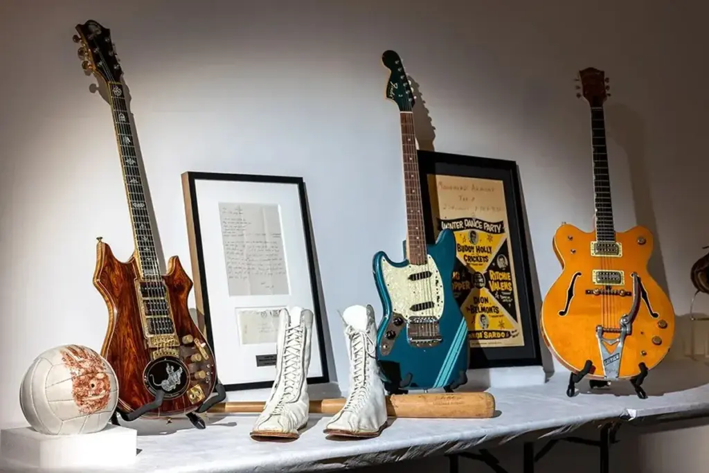 Christie s hap divizionin global të kulturës pop  ankande filmash  muzike dhe memorabiliesh pas shitjes rekord 105 3 milionë dollarëshe të koleksionit Jim Irsay