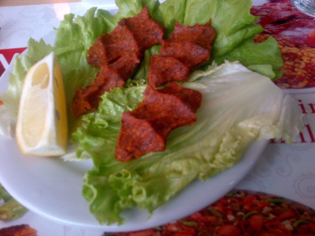 Çiğ köfte turke — qoftet vegjetariane me bulgur dhe melasë shege