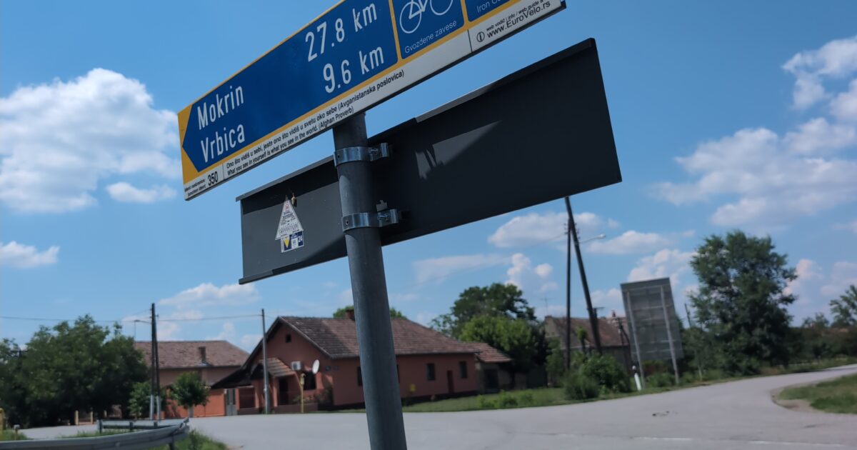 Sinjalistikë çiklistike në Banat — rajoni nëpër të cilin po pedalojnë sot studentët drejt Zrenjaninit