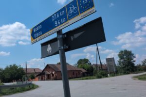Sinjalistikë çiklistike në Banat — rajoni nëpër të cilin po pedalojnë sot studentët drejt Zrenjaninit