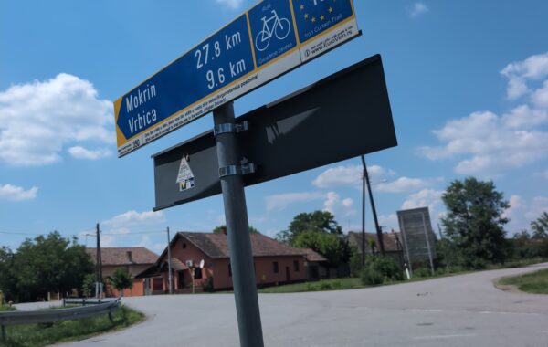 Sinjalistikë çiklistike në Banat — rajoni nëpër të cilin po pedalojnë sot studentët drejt Zrenjaninit