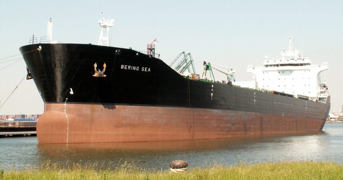 Cisternë nafte në port. Arabia Saudite rifilloi të dielën eksportet e naftës përmes tubacionit Lindje-Perëndim drejt portit të Yanbu-së në Detin e Kuq. (Foto: Wikimedia Commons, CC0)