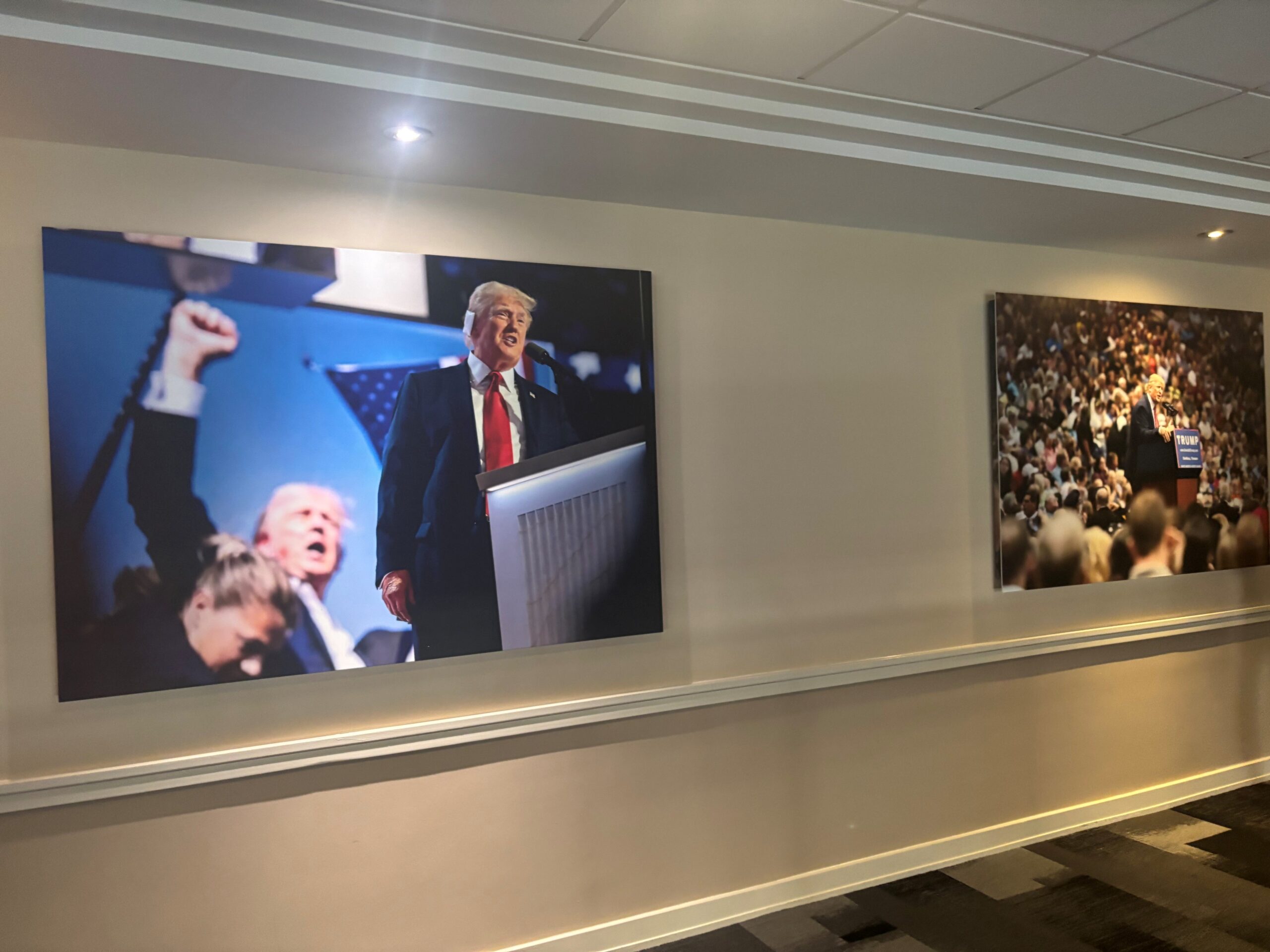 Fotografi të Presidentit Donald Trump mbulojnë muret e konventës republikane në Dallas.