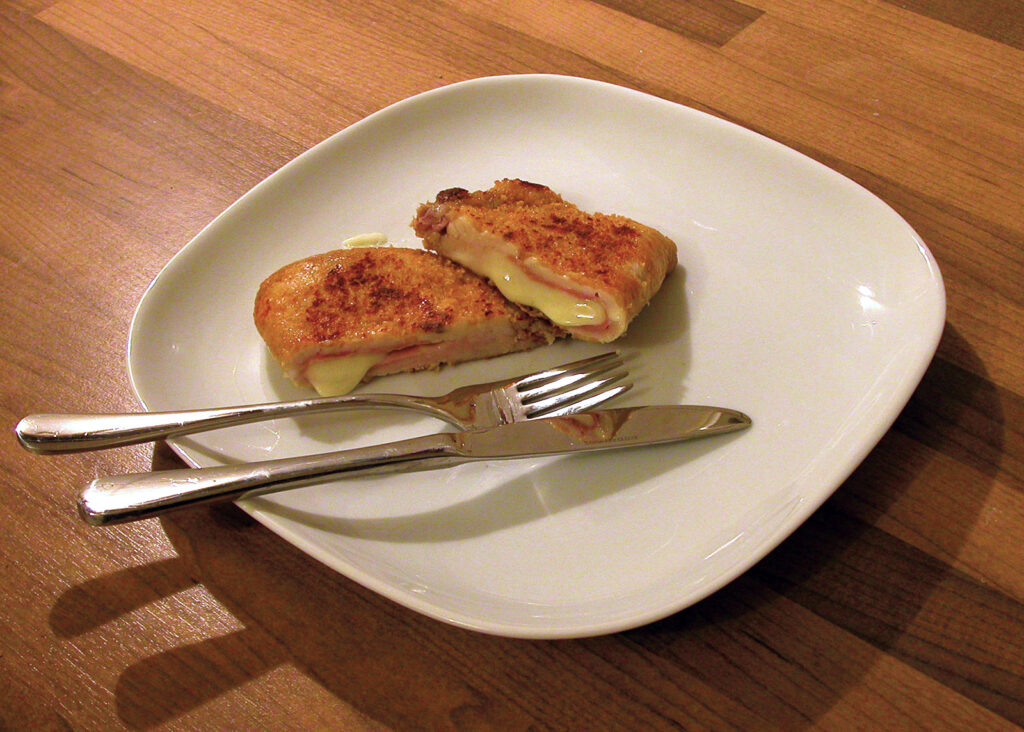 Cordon bleu me pulë — fileto pule e mbushur me proshutë dhe djathë