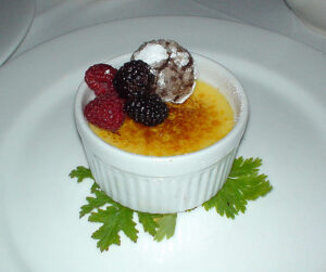 Crème brûlée klasike franceze — ëmbëlsirë me vanilje dhe karamel të kërcitur