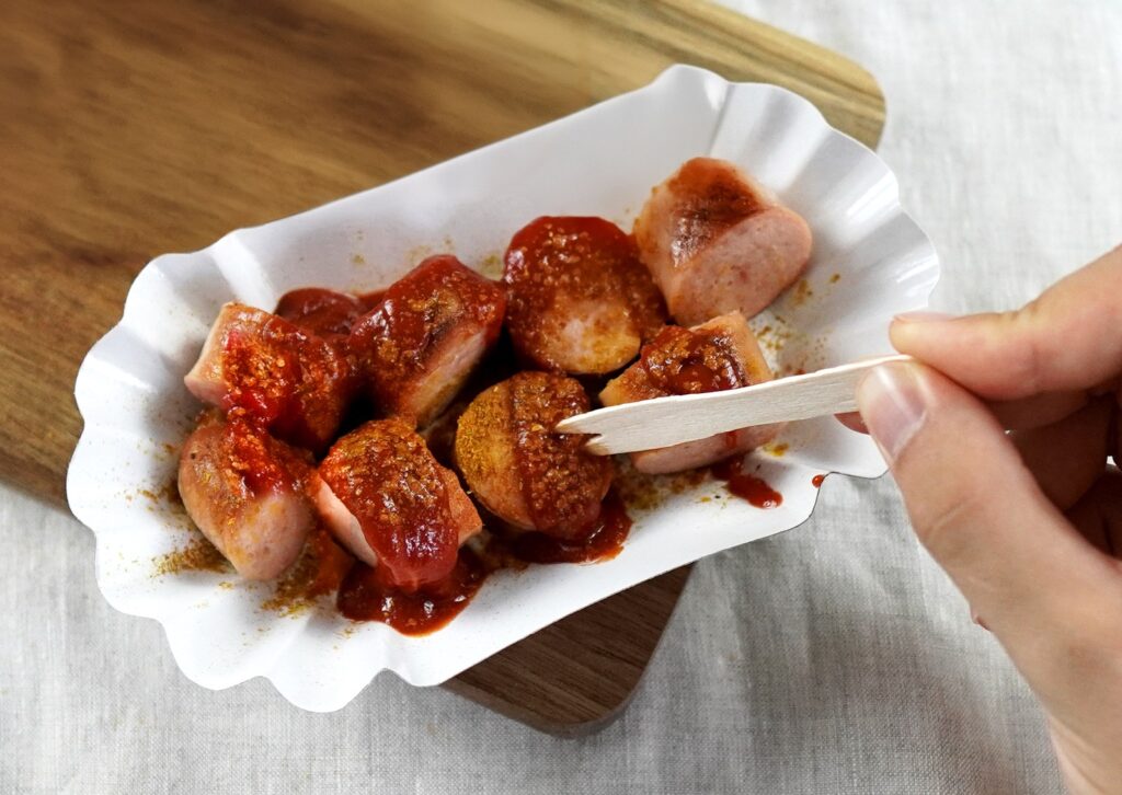 Currywurst gjerman — sallami i pjekur me salcë domatesh dhe curry