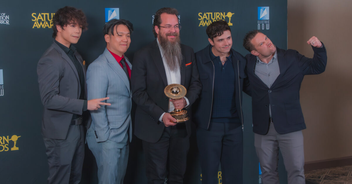 Aleks Le, Stephen Fu, Mitchel Berger, Zach Aguilar dhe Bryce Papenbrook, aktorët e dublimit në anglisht të «Demon Slayer: Infinity Castle», në ceremoninë e çmimeve Saturn
