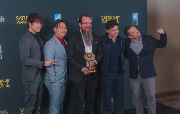 Aleks Le, Stephen Fu, Mitchel Berger, Zach Aguilar dhe Bryce Papenbrook, aktorët e dublimit në anglisht të «Demon Slayer: Infinity Castle», në ceremoninë e çmimeve Saturn