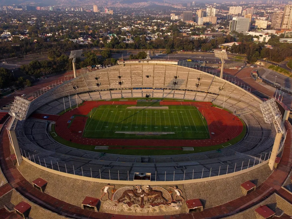 Pamje ajrore e Estadio Olímpico Universitario në Mexico City, ku ndodhet relievi monumental i Diego Rivera-së
