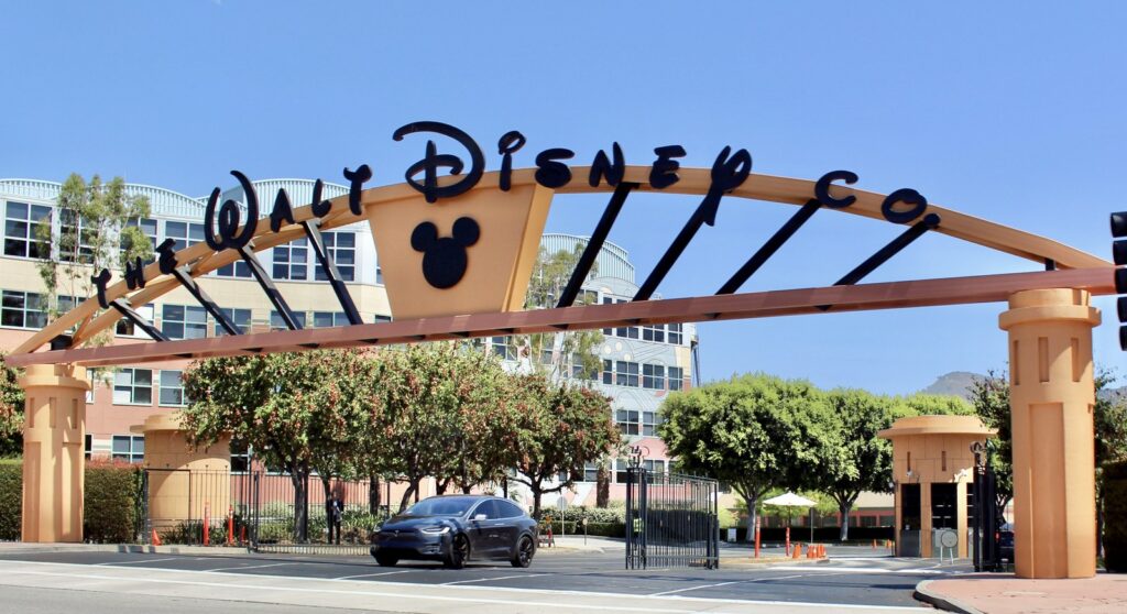 Disney largon disa qindra punonjës në valën më të re të pushimeve — të prekurit  burimet njerëzore dhe IT ja