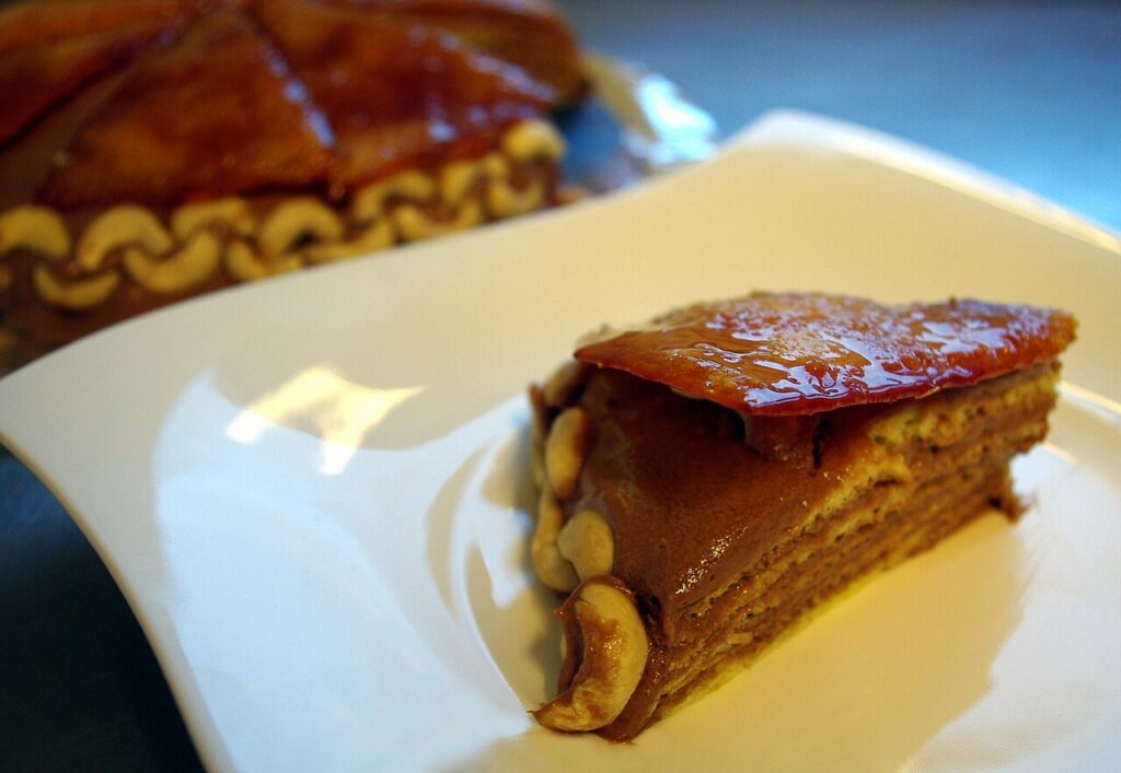 Torta Dobosh — ëmbëlsira hungareze me shtresa  krem çokollate dhe karamel