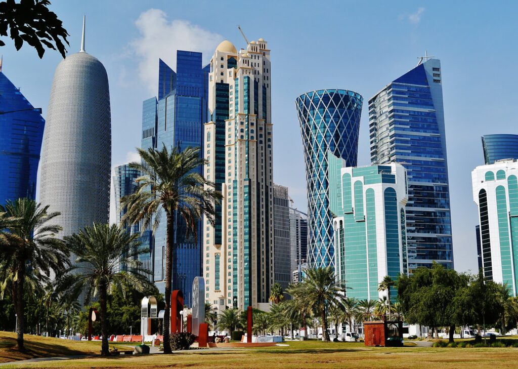 Katari  fatura ekonomike e luftës është bërë  e padurueshme  — dëmi shtrihet përtej energjisë  ndërsa Doha vazhdon ndërmjetësimin