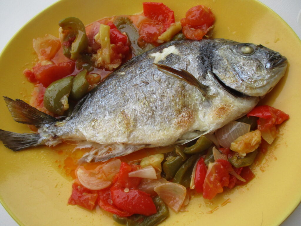 Dorade e pjekur në furrë me limon  hudhër dhe vaj ulliri — receta klasike mesdhetare