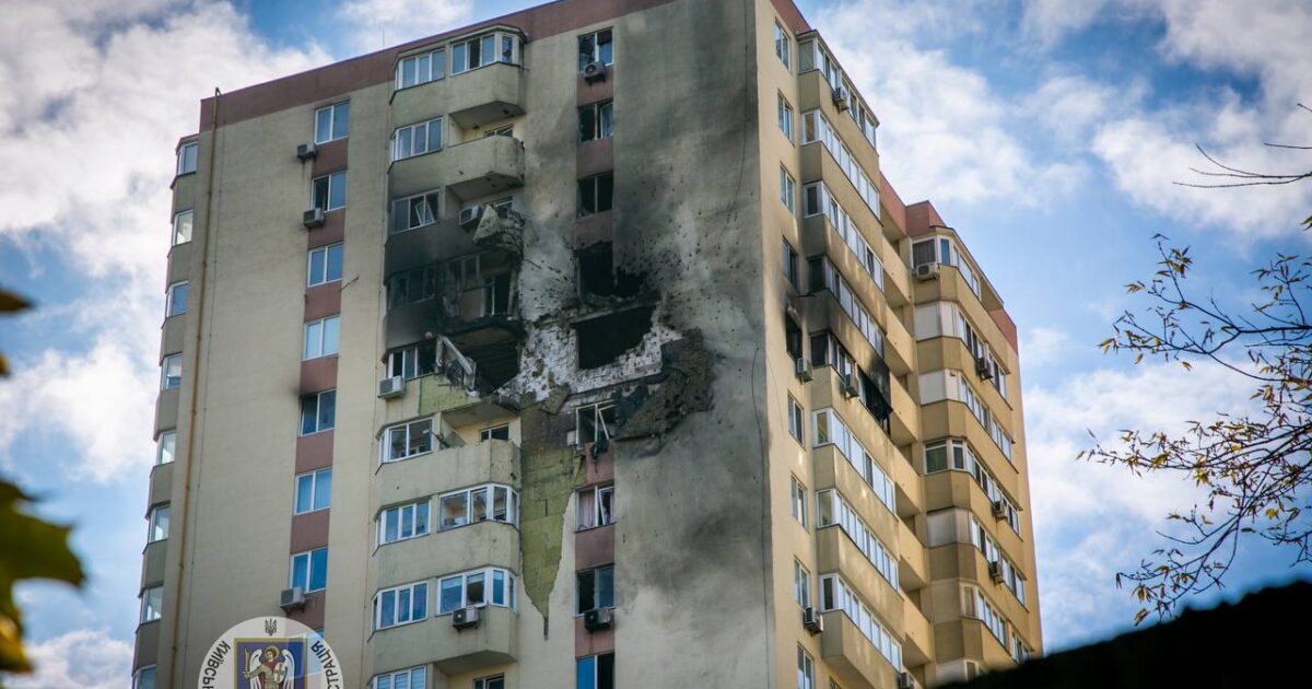 Ndërtesë banimi e dëmtuar në Kiev