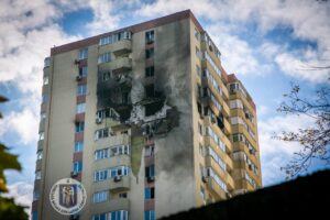 Ndërtesë banimi e dëmtuar në Kiev