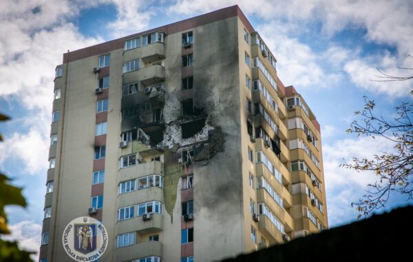 Ndërtesë banimi e dëmtuar në Kiev