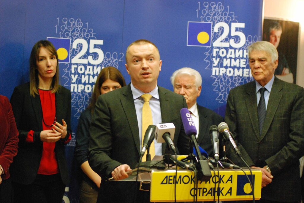 DS   Është shembur plani i Vuçiçit për shpërndarjen e votave kundër regjimit  — referendumi ka nisur tashmë