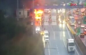 Aksident i rëndë në Turqi  autobusi përfshihet nga flakët pas përplasjes  2 viktima dhe 8 të plagosur  VIDEO 