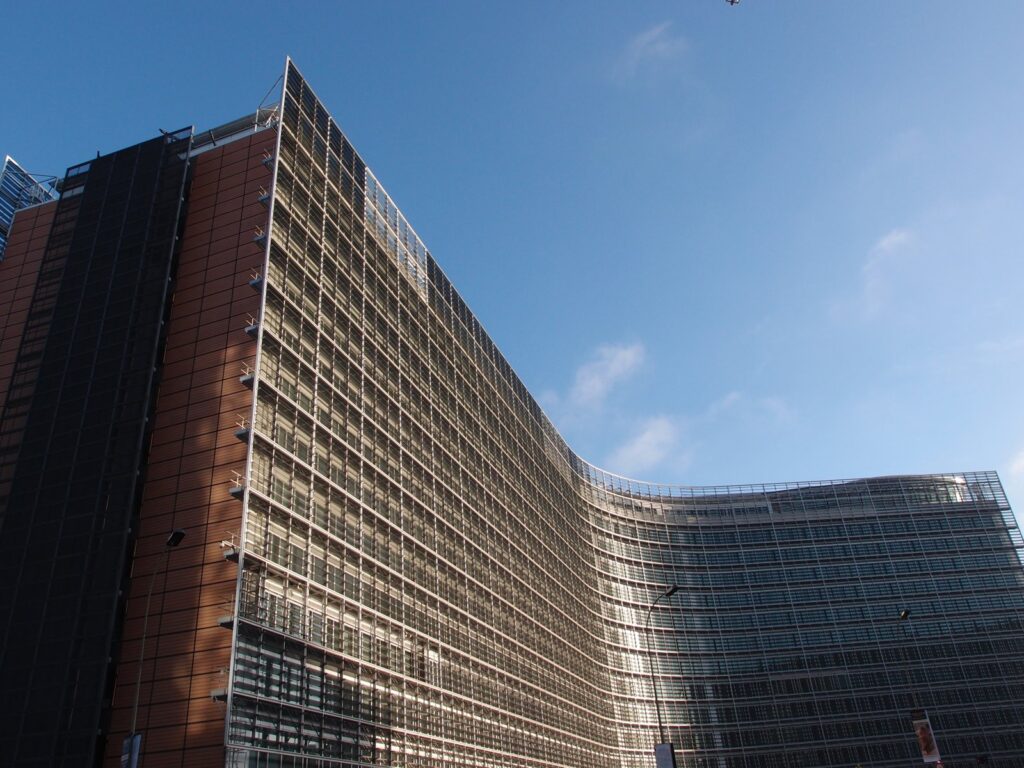 Komisioni Europian nis masa kundër Greqisë për energjinë  pastrimin e parave dhe trafikimin e qenieve njerëzore