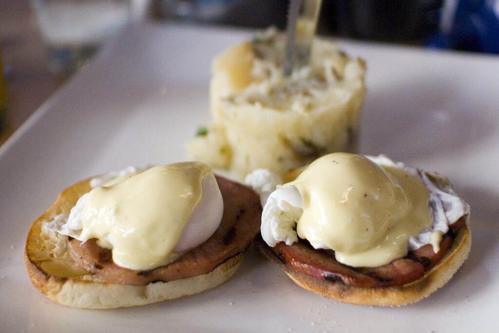 Eggs Benedict klasik — vezë për mëngjes me salcë hollandaise