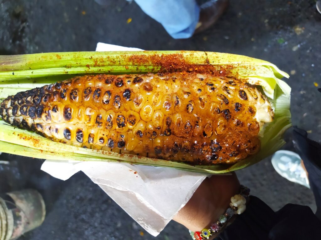 Elote meksikan — misër i pjekur me majonezë  djathë cotija dhe spec djegës