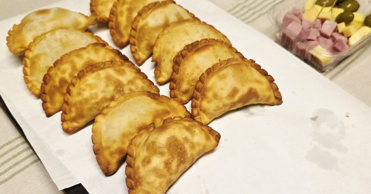 Empanadas argjentinase me mish — petulla të mbushura të pjekura në furrë