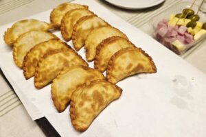 Empanadas argjentinase me mish — petulla të mbushura të pjekura në furrë