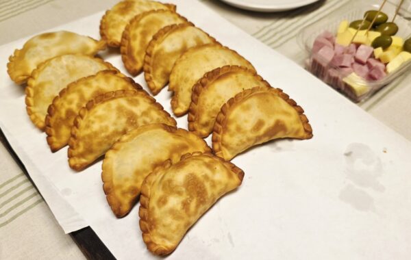 Empanadas argjentinase me mish — petulla të mbushura të pjekura në furrë